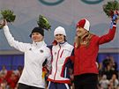 Kvtinový ceremoniál s medailistkami ze závodu rychlobruslaek na 3000 metr.