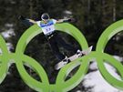 OLYMPIJSKÝ SKOK. Australan Alex Pullin se vznáí vedle olympijských kruh bhem...