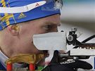 Olympijský vítz Björn Ferry stílí bhem stíhacího závodu biatlonist na 12,5 kilometr. 