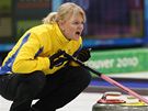 védka Anette Norbergová povzbuzuje své spoluhráky bhem curlingového zápasu se výcarskem. 