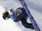 Americk snowboardista Shaun White bhem sv kvalifikan jzdy na U-ramp.