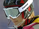 Závodnice Maria Rieschová z Nmecka si prohlíí slalomovou tra, na ní pozdji vyhraje superkombinaci. 