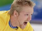 NUTNÝ KIK. védský reprezentant v curlingu Niklas Edin kií na spoluhráe pokyny bhem utkání s Kanadou.