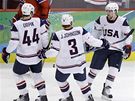 DALÍ VÝHRA. Hokejisté Spojených stát se radují z dalího gólu na olympiád, tentokrát se trefovali do sít Nor. Zleva Orpik, Johnson a Kessel.