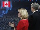 Kanadský premiér Stephen Harper sleduje s manelkou zahajovací ceremoniál Zimních Olympijských her ve Vancouveru. (12.února 2010)