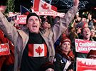 Obyvatelé Whistleru sledují zahajovací ceremoniál Zimních olympijských her v kanadském Vancouveru. (12. února 2010)