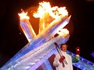 Hokejista Wayne Gretzky, jedna z osobností, je zapálila Olympijský ohe. (12. února 2010)