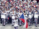 Hokejista Jaromír Jágr jde s vlajkou v �ele pr�vodu �eských sportovc� na...