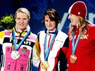 Zlatá Martina Sáblíková se stíbrnou Stephanií Beckertovou z Nmecka a bronzovou Kristinou Grovesovou z Kanady. (14. února 2010) 