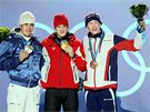 Luká Bauer (vpravo) stojí na stupních vítz s bronzovou medailí po závod na 15 km volnou technikou. Uprosted stojí vítz Dario Cologna ze výcarska a vlevo stíbrný Pietro Cottrere Piller z Itálie. (15. února 2010)