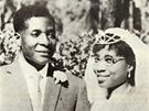 Robert Mugabe a jeho první manelka Sally Hayfronová na svatební fotografii z roku 1961.