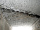 Po stop�ch Ba�ovy d�lnice. Detail vnit�n�ch prostor mostu v�chodn� od Z�st�izel
