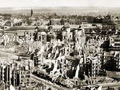 Město na kolenou. Takto vypadaly Drážďany v roce 1945 po bombardování. V sobotu uplyne 65 let od začátku spojeneckých náletů.