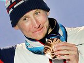Luk Bauer stoj na stupnch vtz s bronzovou medail po zvod na 15 km volnou technikou. (15. nora 2010)