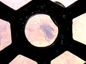 Výhled z observatoe Cupola, kterou namontovali na stanici ISS