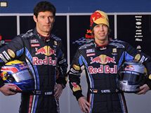 Jezdci Sebastian Vettel (vpravo) a Mark Webber pzuj pi pedstaven tmu Red Bull.