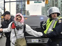 OLYMPIDU NECHCEME! Policist zadruj demonstranty bhem protestn akce v ulicch Vancouveru.