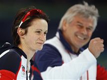 Martina Sáblíková a trenér Novák se radují ze zisku zlaté medaile ze závodu na...