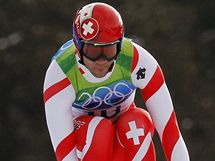 Švýcar Didier Defago letí vzduchem během své jízdy na trati olympijského závodu.