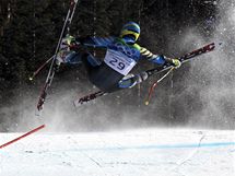 vd Patrik Jrbyn je vymrtn do vzduchu pot, co narazil do jedn z branek na trati superobho slalomu.