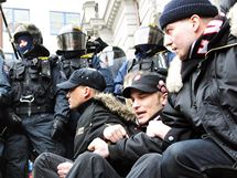 Demonstrace příznivců Dělnické strany proti zrušení strany před Nejvyšším správním soudem v Brně. (17. února 2010)