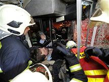 Zchrani a hasii vyprouj porannho idie z autobusu, kter havaroval rno na ernm Most (16. nora 2010)