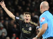 Liverpoolsk kapitn Steve Gerrard protestuje u rozhodho Webba