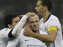Fotbalist Manchesteru United Rafael (vlevo) a Rio Ferdinand objmaj Wayne Rooneyho (uprosted)