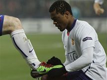 Patrice Evra (vpravo) z Manchesteru United z radosti let kopaku Wayne Rooneyho, kter dal gl