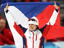 S VLAJKOU NAD HLAVOU. Martina Sáblíková oslavuje obrovský triumf, je...