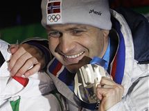 SBRATEL MEDAIL. Ole Einar Bjrndalen (vpravo) hk dal cenn kov z olympidy. Zleva dal medailist Sergej Novikov a Emil Hegle Svendsen. 