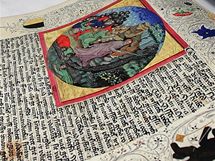 tefan Doktor s firmy Legia ukazuje kopii Boskovick bible z 15.stolet, kter bude pouita na maketu pro vstavn ely.