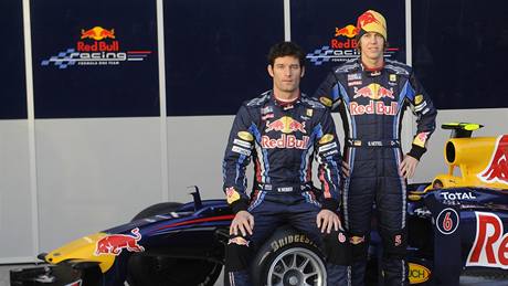 Jezdci Sebastian Vettel (vpravo) a Mark Webber pózují při představení týmu Red Bull.