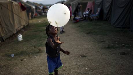 Na Haiti se m�síc po zem�t�esení vrací �ivot. (únor 2010)