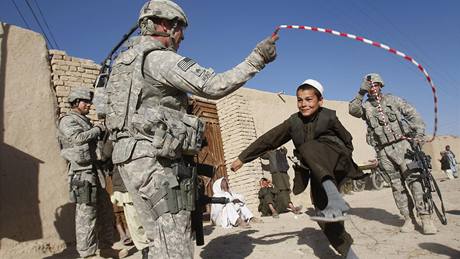 Americký serant Brian Kolessar (vlevo) si hraje s afghánskými dtmi; Kandahár, jiní Afghánistán, 15. ledna 2010, ilustraní foto 