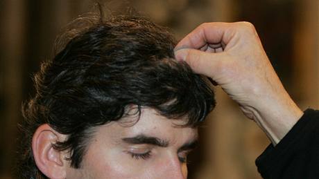 V brn�nském kostele u Minorit� v��ící p�ijímá z rukou kn�ze popelec, znamení k�í�e, ud�lované na Popele�ní st�edu