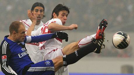 Stuttgart - Hamburk: hostující kapitán David Jarolím (v modrém) v jednom ze souboj�