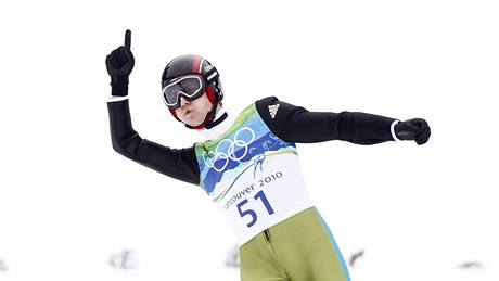 POZOR NA MĚ! Švýcar Simon Ammann se raduje po vydařeném úvodním skoku ve finále závodu skokanů na středním můstku