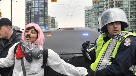 OLYMPIÁDU NECHCEME! Policisté zadrují demonstranty bhem protestní akce v ulicích Vancouveru.