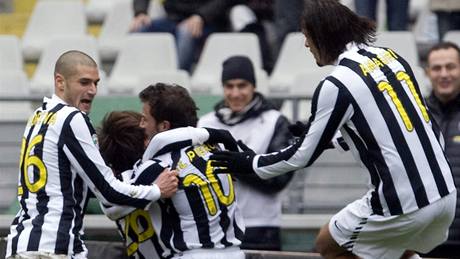 Fotbalisté Juventusu se radují z gólu, který vstelil Alessandro del Piero (íslo 10)