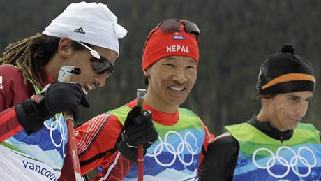 NENÍ DLEITÉ ZVÍTZIT...Platnost Coubertinova olympijského hesla potvrzují zleva: Ethiopan Robel Zemichael Teklemariam, Nepálec Dachhiri Sherpa a Roberto Carcelen z Peru.