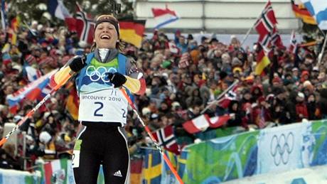 RADOST JE�T� P�ED CÍLEM. N�mecká biatlonistka Magdalena Neunerová u� ví, �e jí zlatou medaili ze stíhacího závodu na deset kilometr� nikdo nevezme.