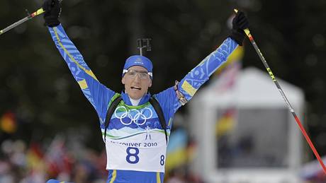 VÍTĚZNÁ PÓZA. Švéd Björn Ferry si užívá triumf v cíli biatlonového stíhacího závodu na 12,5 kilometrů.