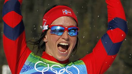 ZLATO! Norka Marit Björgenová oslavuje v cíli finále sprintu zisk zlaté medaile.