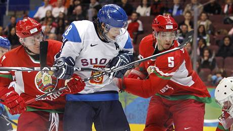 Finský hokejista Teemu Selänne v obleení dvou protihrá pi zápase s Bloruskem.