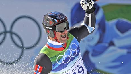 ZLATÁ RADOST. Nor Aksel Lund Svindal jásá po dokončení své vítězné jízdy v olympijském závodě superobřího slalomu.