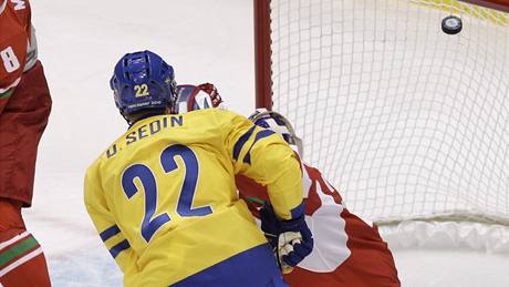 védský útoník Daniel Sedin stíli první gól do sít bloruského brankáe Andreje Mezina.