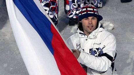 Hokejista Jaromír Jágr jde s vlajkou v ele prvodu eských sportovc na zahajovacím ceremoniálu Zimních olympijských her ve Vancouveru. (12. února 2010)