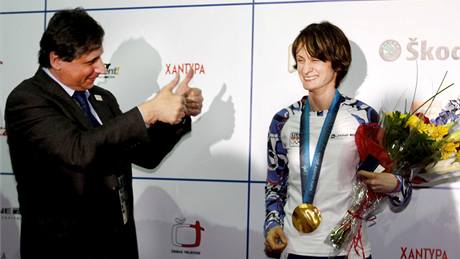 Premiér Jan Fischer blahopál rychlobruslace Martin Sáblíkové ke zlaté medaili. (14. února 2010) 