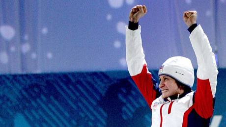 Výskokem slaví Martina Sáblíková ka�dé své vít�zství. Nejinak tomu bylo i ve Vancouveru po závod� na 3000 metr�. (14. února 2010) 